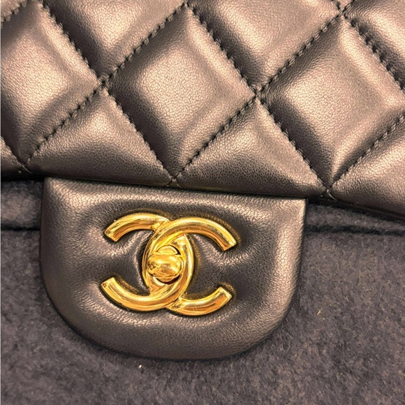 Authentic Lambskin Jumbo Classic Double Flap Bag GHW - Picture 5 of 16